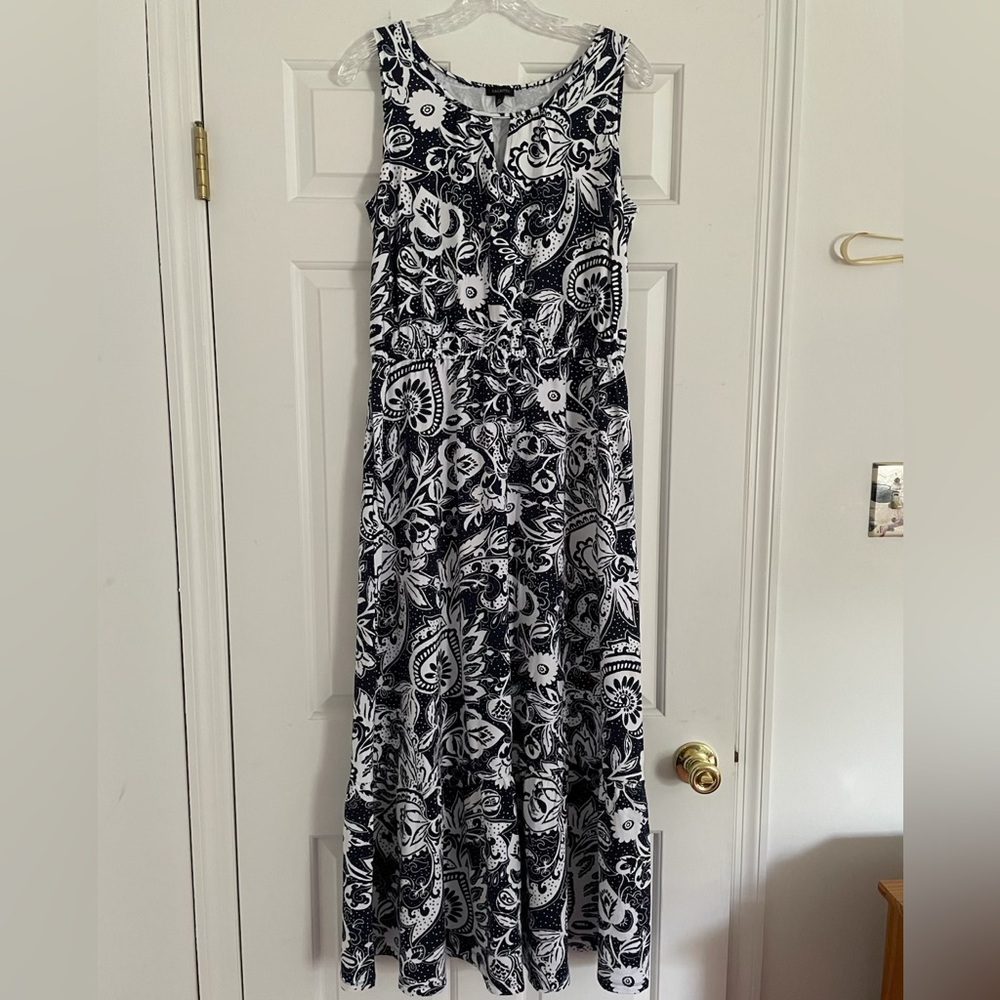 NWOT Talbots Women’s Navy and White Paisley Dress